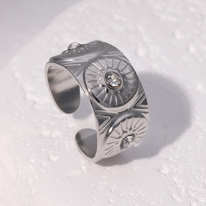 Anillo de acero inoxidable superventas transfronterizo, chapado en oro de 18K, resistente a la decoloración con detalles, diseño de ojo de diablo, titanio - Product Image 3