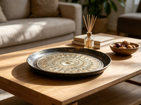 Plateau rond vintage en métal, gris avec revêtement poudré et décorations dorées et argentées brossées, plateau de service décoratif