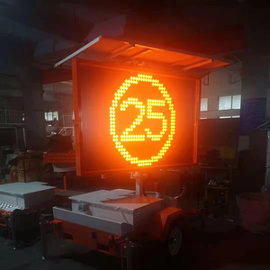 ป้ายข้อความแปรผันแบบ LED ป้ายข้อความเคลื่อนที่ ป้ายจราจรชั่วคราว รถพ่วงพลังงานแสงอาทิตย์ หน้าจอ 2100x1400 มม. ระยะการทำงาน 3600 มม. สำหรับการจราจร - Product Image 1