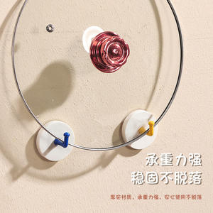 ตะขอแขวนติดผนังแบบกาว รุ่น Family Prosperity สีแดง ดีไซน์ทันสมัย ป้องกันการกัดกร่อน สำหรับใช้ในห้องน้ำ ห้องครัว หอพัก - Product Image 2