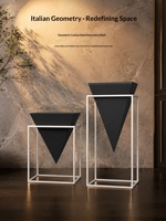 Table d'appoint décorative triangulaire en fer, style minimaliste italien moderne, pour salon ou canapé