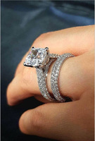 HOVANCI Ensemble de 2 bagues de fiançailles brillantes avec 5 micro-pavés de strass en cristal, bagues de mariage en zircon CZ double pour couple, femmes et hommes