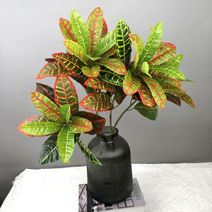 YOPIN-6087 Ramas Artificiales de Látex con 2 Ramificaciones, Hojas Verdes y Rojas Cambiantes para Accesorios de Pared Vegetal - Product Image 1