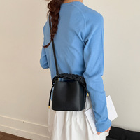 Sac seau fourre-tout 2026 Nouvelle collection été en PU tressé avec fermeture à cordon, polyvalent, porté épaule et bandoulière, design de niche