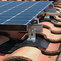 Supports galvanisés à chaud faciles à installer pour toits plats, toits en tuiles, toits en acier coloré avec une charge de vent de 36 m/s et une charge de neige de 0,8 kN