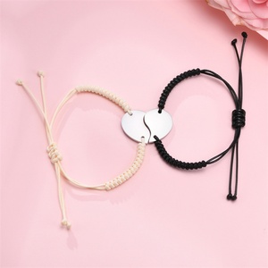 Bracelet de vœux pour couple en cordon tressé d'été du Népal avec breloque cœur personnalisée - Product Image 4