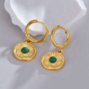 Pendientes de Moda al por Mayor 2025, Impermeables, Hipoalergénicos, de Acero Inoxidable con Baño de Oro PVD de 18K y Gema de Esmeralda - Product Image 3