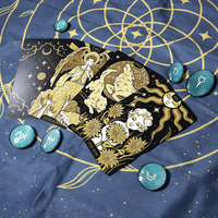 Une usine artisanale écologique personnalise les cartes à jouer de tarot de sorcière mystérieuse en feuille d'or rêveuse
