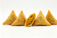 Pâtisserie Halal Surgelée au Curry, Emballée en Boîte, IQF, Exportation Usine, Vente en Gros, Snack Croustillant, Fournisseur OEM pour Services Alimentaires, Marque Privée