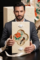 Boîte cadeau de Noël à double ouverture avec logo personnalisé, ouverture centrale et portes à ouverture externe pour l'affichage en magasin de Noël