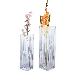 Vase en verre à rayures - Product Image 1