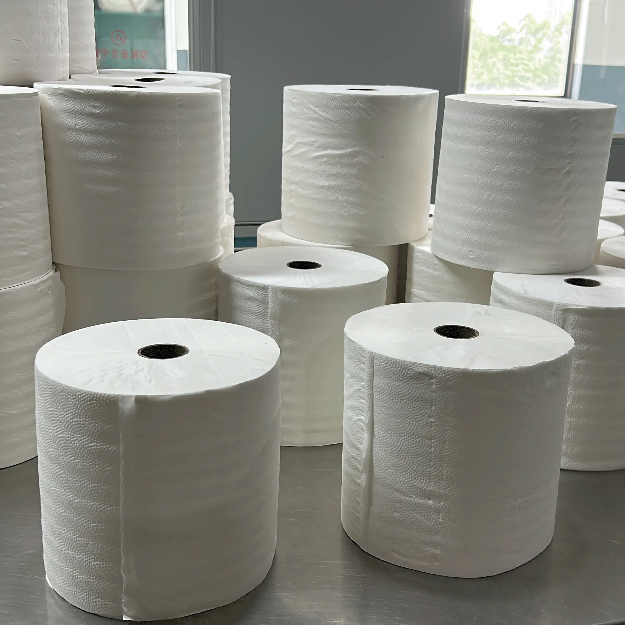 Rotoli di asciugamani di carta Jumbo commerciali personalizzati goffrato a 2 strati di carta igienica in pasta di bambù tovagliolo di carta in rotolo grande