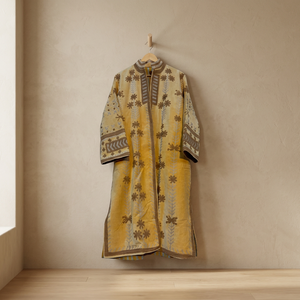 Manteau long en velours jaune fait main sur mesure, avec des motifs floraux bruns et des appliques brodées à motifs géométriques - Product Image 2