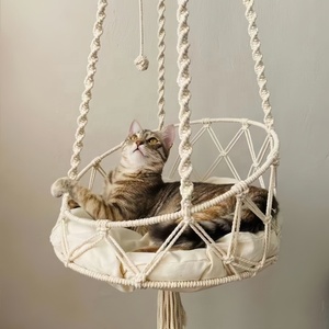 Hamaca de macramé para gatos de interior, cama colgante tejida a mano para ventana, cesta columpio, decoración boho para el hogar, incluye colchoneta. - Product Image 3