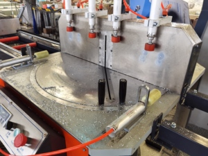 Sierra de corte de un solo cabezal Eworld Any-Angle con rodamientos de motor para perfiles de aluminio 380V, maquinaria de alta precisión para la fabricación de ventanas y puertas - Product Image 5