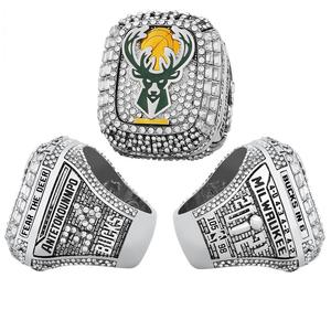 Anillos de Baloncesto Personalizados de Aleación, Anillo de Campeonato de los <span class=keywords><strong>Milwaukee</strong></span> <span class=keywords><strong>Bucks</strong></span> y Collar con Trofeo, con Cajas de Alta Gama con Incrustaciones de Diamantes de Imitación - Product Image 1