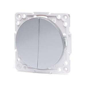 Pezzo per interruttore a 2 vie e 2 chiavi, colore argento, ideale per controllare l'illuminazione in diverse stanze. - Product Image 1