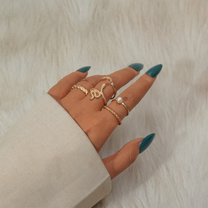 Juego de Anillos de 6 Piezas Marilyn Moderno de Aleación Estilo Europeo Americano con Forma de Serpiente, Media Luna y Perla, Combinación Unisex para Mujer - Product Image 1