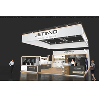 Diseño de stand de madera con techo suspendido y estructura de truss, adecuado para exposiciones en Europa y Estados Unidos.