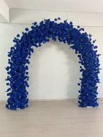 Guirlande de fleurs artisanales en soie bleu roi de luxe pour arche de mariage, idéale pour la fête des Mères, cérémonies en extérieur, jardins, événements et scènes.