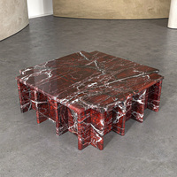 Table basse carrée en marbre brut, style brutaliste, avec pilier vertical, sculpturale, en pierre massif, pour salon de villa de luxe.