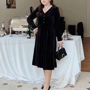 ชุดราตรีผ้ากำมะหยี่ทรงเอไลน์ คอวี สำหรับผู้หญิงไซส์พลัส สีดำล้วน สไตล์วินเทจ เอวทรงเอ็มไพร์ แขนยาว ลิตเติ้ลบลัค - Product Image 3