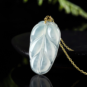 จี้หยกพม่าธรรมชาติทรงใบไม้ พร้อมตัวล็อกทองคำ 18K และจี้หยกเจไดต์เกรดไอซ์สำหรับผู้หญิง - Product Image 2