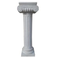 Portail blanc décoratif de style colonne romaine carrée