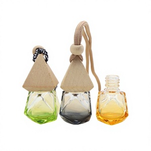 Diffuseur d'air pour voiture en verre en forme de diamant de 6 ml avec bouchon en bois et cordon suspendu - Product Image 1