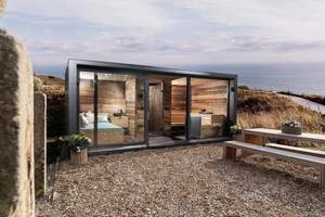 غرفة ساونا خارجية تقليدية فاخرة من الخشب الصلب مع حوض استحمام سبا مدمج - Product Image 6