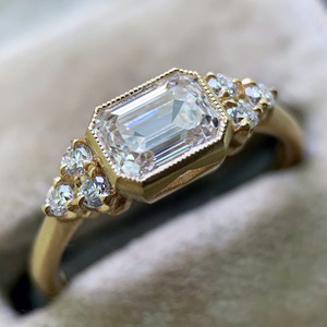 Anello con Cristallo Taglio Quadrato per Donne, Accessorio Minimalista Elegante per Uso Quotidiano e Feste - Product Image 2