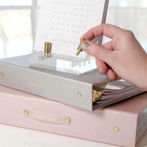 Expositor de Fotos Acrílico Personalizable con Estante de Múltiples Niveles para Arte y Regalos - Product Image 1