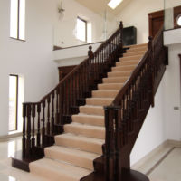 Escalier droit moderne en bois massif sur mesure pour villa - Escalier intérieur sûr, durable et écologique pour salon, appartement, sous-sol