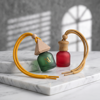 Vente en gros de flacons de parfum pour voiture en verre rond de 8 ml, vides et personnalisables, avec bouchon en bois, diffuseur d'air suspendu, fabrication en usine