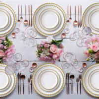 Elegantes platos de mesa con borde dorado, platos decorativos de boda de porcelana china con borde dorado.