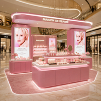 Vitrine cosmétique rose personnalisée, présentoir de beauté de luxe sur mesure, présentoir cosmétique éclairé par LED