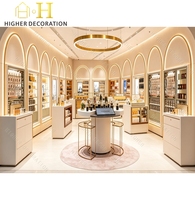 Vitrine de présentation de parfums de luxe sur mesure avec cadre doré multicouche et éclairage pour centre commercial et boutique de parfums