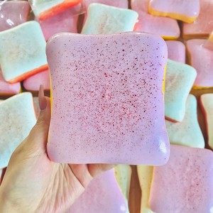Juguetes Antiestrés de PU Suave de Dos Colores con Forma de Tostada, de Levantamiento Lento, Novedosos Juguetes de Moda Realistas con Forma de Pan para Aliviar el Estrés - Product Image 2