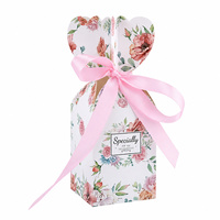 Boîte cadeau en forme de cœur fleuri avec ruban rose et design en forme de cœur sur le dessus pour mariage romantique, anniversaire et emballage cadeau de boutique