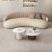Chaise de canapé en cuir incurvé de luxe léger avec table à thé pour le salon de beauté dans le hall de l'hôtel