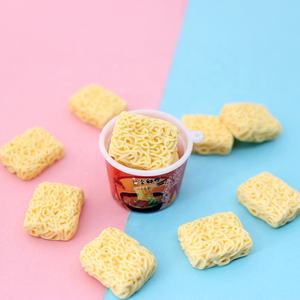 Adorables dijes de resina de fideos instantáneos (cuadrados y redondos), dijes de resina de ramen, dijes de slime, cabujones, dijes de comida Kawaii. - Product Image 3