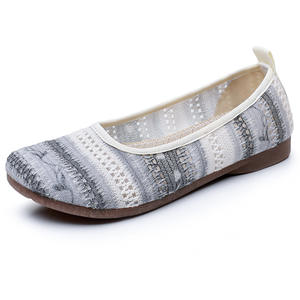 Zapatos de cabeza bordada de mujer de tela vieja de Pekín hechos a mano, suela plana sin cordones para el verano para madres mayores de mediana edad - Product Image 1