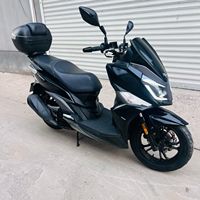 Scooter à essence SYM Cruisym 150 d'occasion, 150cc, confortable pour les trajets quotidiens, moto à pédales à vendre
