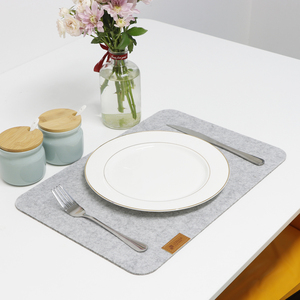 Ensemble de 4 sets de table en feutre polyester gris clair, durables, 44x32cm, design moderne, découpés au laser, sous-verres promotionnels Ulike KM-015 - Product Image 2