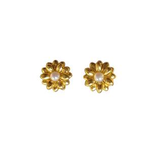 Pendientes de Moda con Perlas y Diseño Floral en Acero Inoxidable 316L Chapado en Oro - Product Image 1
