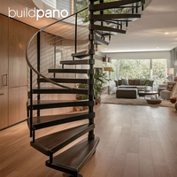 Escalier hélicoïdal en acier sur mesure avec marches en marbre de Carrare et garde-corps en métal pour villas et hôtels de luxe