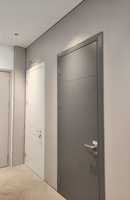 Porte intérieure minimaliste en bois massif blanc, résistante au feu 3 heures, étanche, panneaux horizontaux, poignée chromée, insonorisation 60 dB, moderne