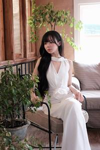 Robe longue blanche à col en V profond, design parfait pour sculpter le corps, avec un accent floral surdimensionné sur la taille, fabriquée au Vietnam - Product Image 4