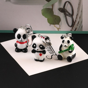 Llavero de Resina con Diseño de Panda con Bufanda de Corazones y Bambú, Accesorio DIY para Bolsos - Product Image 1
