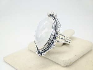 Elegante Anillo de Piedra Lunar Arcoíris Ajustable, Joyería Artesanal con Piedras Preciosas para Mujer, con Diseño de Cristal Pulido Liso - Product Image 6